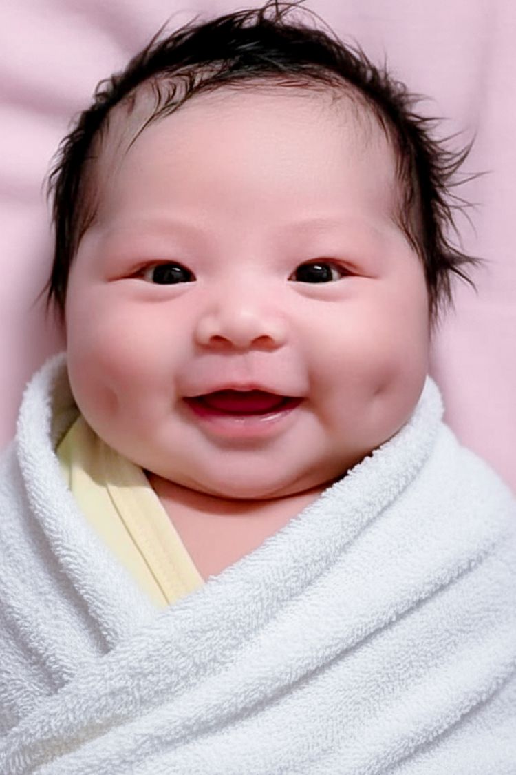 Nhỏ xíu thôi mà cười là thấy cả trời thương